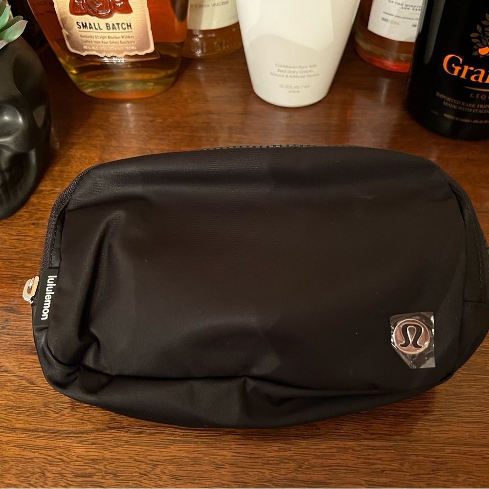 Lululemon Everywhere Belt bag - NWT